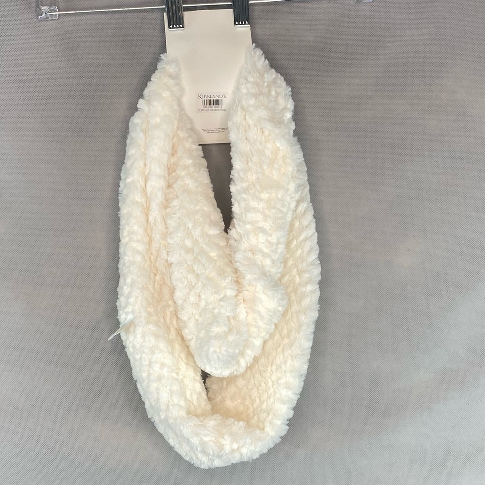 Women NWT infinity faux fur loop infinity scarf.